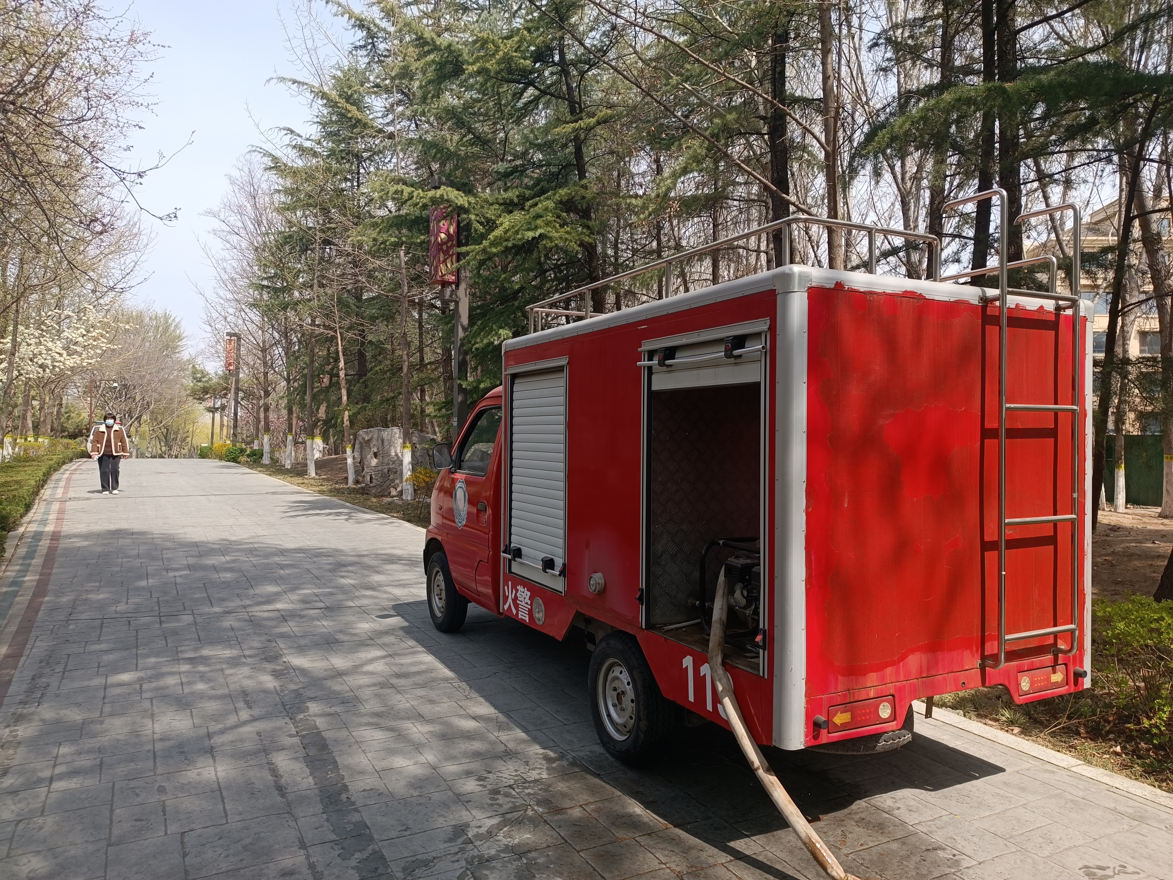 濰坊市園林環衛集團多策并用除楊柳飛絮，白浪景區全面整治迎清新風貌